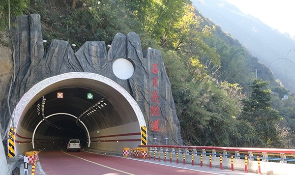 怒江美丽公路石月亮隧道